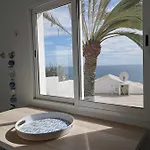 Seaviews And Flowers 公寓