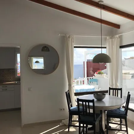Seaviews And Flowers 아파트
