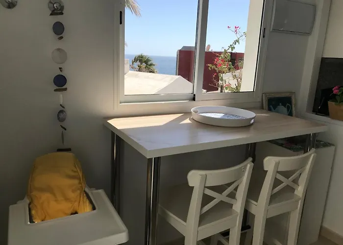 Seaviews And Flowers 아파트