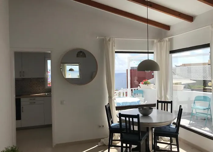 Seaviews And Flowers 아파트