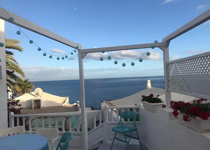 Seaviews And Flowers 아파트